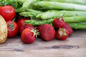 Frische Erdbeeren mit gr&uuml;nen Spargel