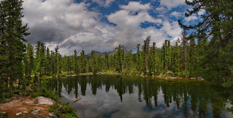 Obraz premium Russia. Krasnoyarsk region, East Sayan mountains. Lake Svetloye in the natural mountain Park Ergaki (translated from the Turkic 