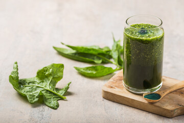 Fototapeta premium Green smoothie with spirulina. Young barley and chlorella spirulina. Detox superfood.
