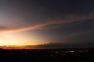 Fototapeta premium Sonnenuntergang im Eferdinger Becken mit Aschach an der Donau