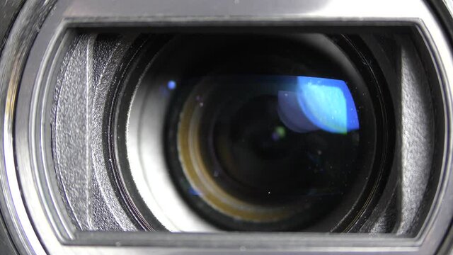 lens operation for approaching and removing.