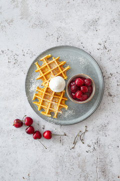 Vegane Belgische Waffeln mit frischen Kirschen und Pflanzencreme