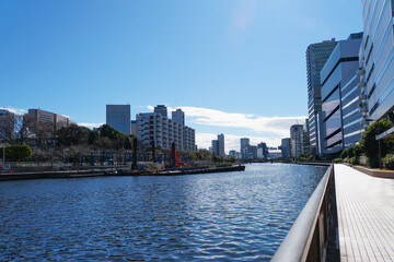 Naklejka premium 東京・芝浦を流れる天王洲運河の川辺に立ち並ぶ大都会のビル群