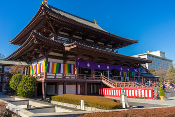 Obraz premium The Zojo-ji Temple with blue sky in Tokyo, Japan
