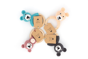 4 bears of different colors on a wooden ring