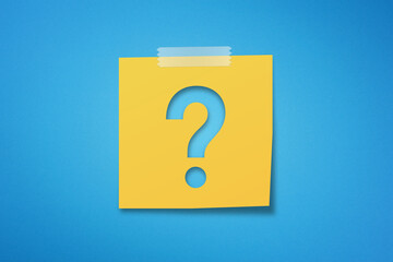 Yellow sticky note paper with question mark on blue background - obrazy, fototapety, plakaty
