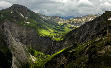Blick von oben auf den Bergaicht-Wasserfall am Vilsalpsee im Tannheimer Tal