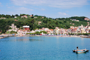 Fototapeta na wymiar Panorama del villaggio di San Terenzo nel comune di Lerici, sul Mar Ligure.