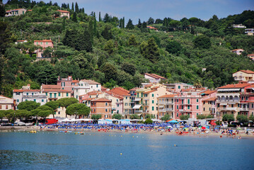 Naklejka premium Panorama del villaggio di San Terenzo nel comune di Lerici, sul Mar Ligure.