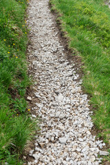 Obraz premium Closeup of path for pedestrians with bright small pebbles