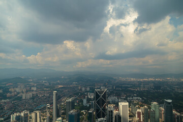 Obraz premium Victoria, Hongkong - January 9, 2010: Hong Kong view from Victoria Peak to the bay and the skyscraper ins sunset,