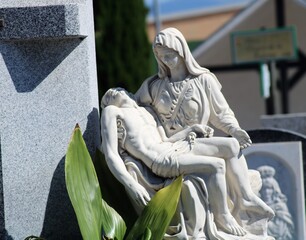 Fototapeta premium Estatua en un cementerio