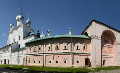Fototapeta na wymiar Resurrection church (Voskresenskaya church, 1670) and courthouse (Sudny prikaz). Rostov Kremlin, Yaroslavl Oblast, Russia.