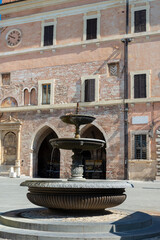 Fototapeta na wymiar fountain in the square of the republic of the country of spello