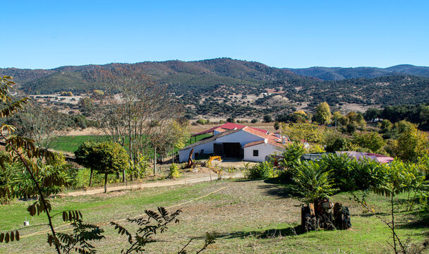 Vista panor&aacute;mica en las monta&ntilde;as al norte de Sevilla con una casa de campo en el medio, Cazalla de la Sierra, Sevilla