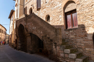 Fototapeta na wymiar architecture in the alleys of the town of spello
