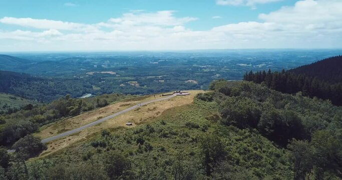 vue sur le massif des Mon&eacute;di&egrave;res - Suc au May