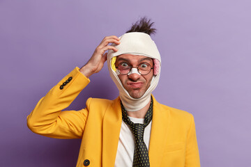 Photo of puzzled man has problems with memory after serious injury, has bruised swollen face after...
