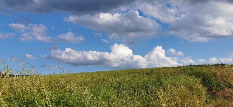 Landwirtschaftliche Landschaft mit Wolkenbild