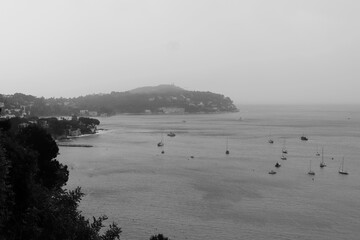 La baie de Nice sous les nuages, le long de la mer méditerranée, ville de Nice, Département des Alpes Maritimes, France 