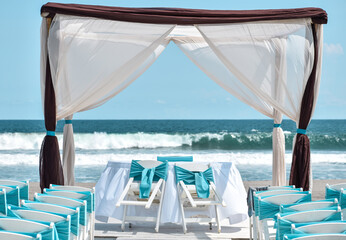 adornos de ceremonia de una boda a las orillas del mar 