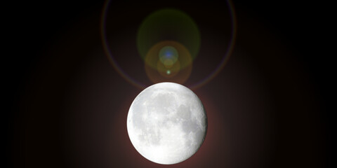 Luna piena illuminata con riflessi colorati di luce 