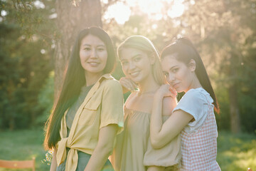 Naklejka premium Group of young cheerful friendly females of various ethnicities looking at you