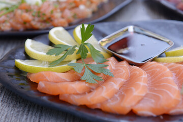 saumon en tranche en gros plan et lumière naturelle