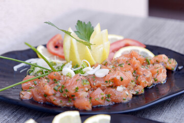 émincé de saumon en lumière naturelle avec du citron