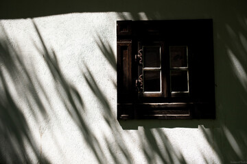 Okno drewniane biały domek