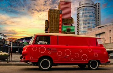 Fotobehang rode auto staat in het stadscentrum © Igor