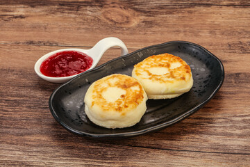 Cottage cheese pancakes with strawberry jam