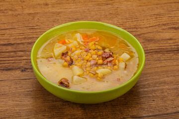 Pea soup with smoked ribs