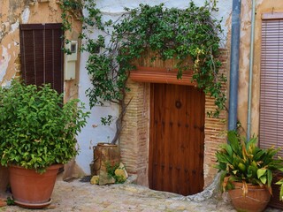 Fototapeta na wymiar entrada a una casa del pueblo, Bocairent, España