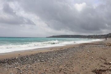 La plage de Menton, le long de la mer Méditerranée sur la côte d'Azur, ville de Menton, département des Alpes Maritimes, France