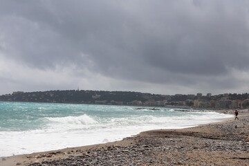 La plage de Menton, le long de la mer M&eacute;diterran&eacute;e sur la c&ocirc;te d'Azur, ville de Menton, d&eacute;partement des Alpes Maritimes, France