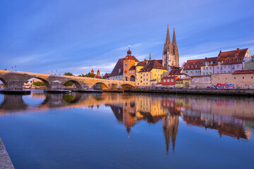 Regensburg mit steinerne Brücke zur blauen Stunde