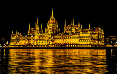 Obraz premium A view of the illuminated Chain Bridge across the River Danube in Budapest at night in the summertime