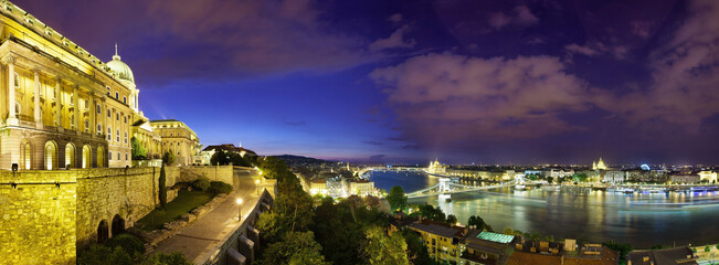 Fototapeta na wymiar Royal Palace in Budapest Ungaen, zur blauen Stunde 