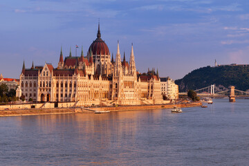 Fototapeta na wymiar Parlamentsgebäude Budapest Ungarn zum Sonnenuntergang 