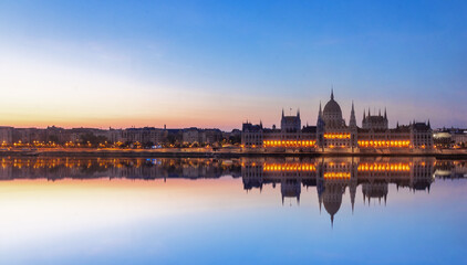 Obraz premium Parlamentsgebäude Budapest Ungarn zur blauen Stunde bei Sonnenaufgang 