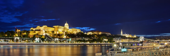Fototapeta na wymiar Royal Palace in Budapest Unagern, zur blauen Stunde