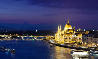 Naklejka premium Parlamentsgebäude Budapest Ungarn zur blauen Stunde 
