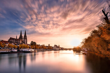 Fototapeta na wymiar dramatischer Sonnenuntergang in Regensburg an der Donau mit Dom St peter und steinerne Brücke