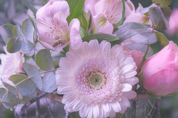 Hintergrund mit verschiedenen Blumen in rosa pink