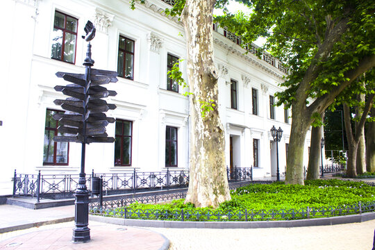 metal street signpost, sign pointing everywhere at the big cities around the world