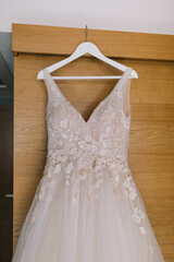 Hochzeit - Weißes Brautkleid Kleid an heller Holzwand - Getting Ready