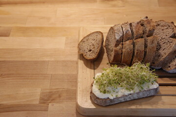 gesundes Brot mit Sprossen