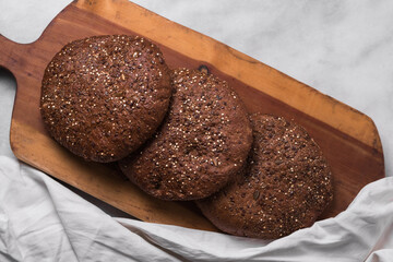 vista superior de pan árabe hecho con harina integral y semillas