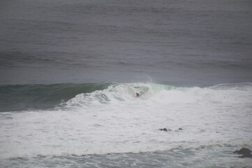 Obraz premium Man riding a barrel on a big swell at Honolua bay Maui